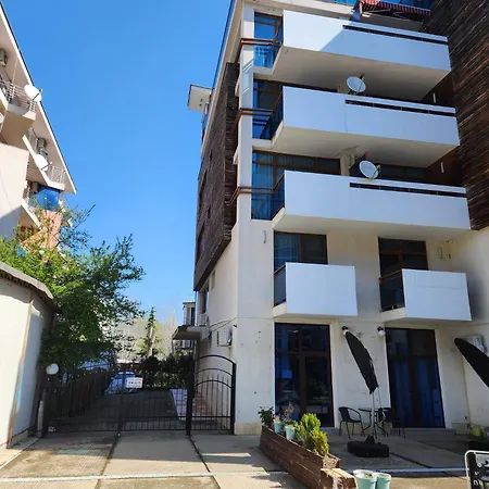 Itta Sunny Slantchev Briag